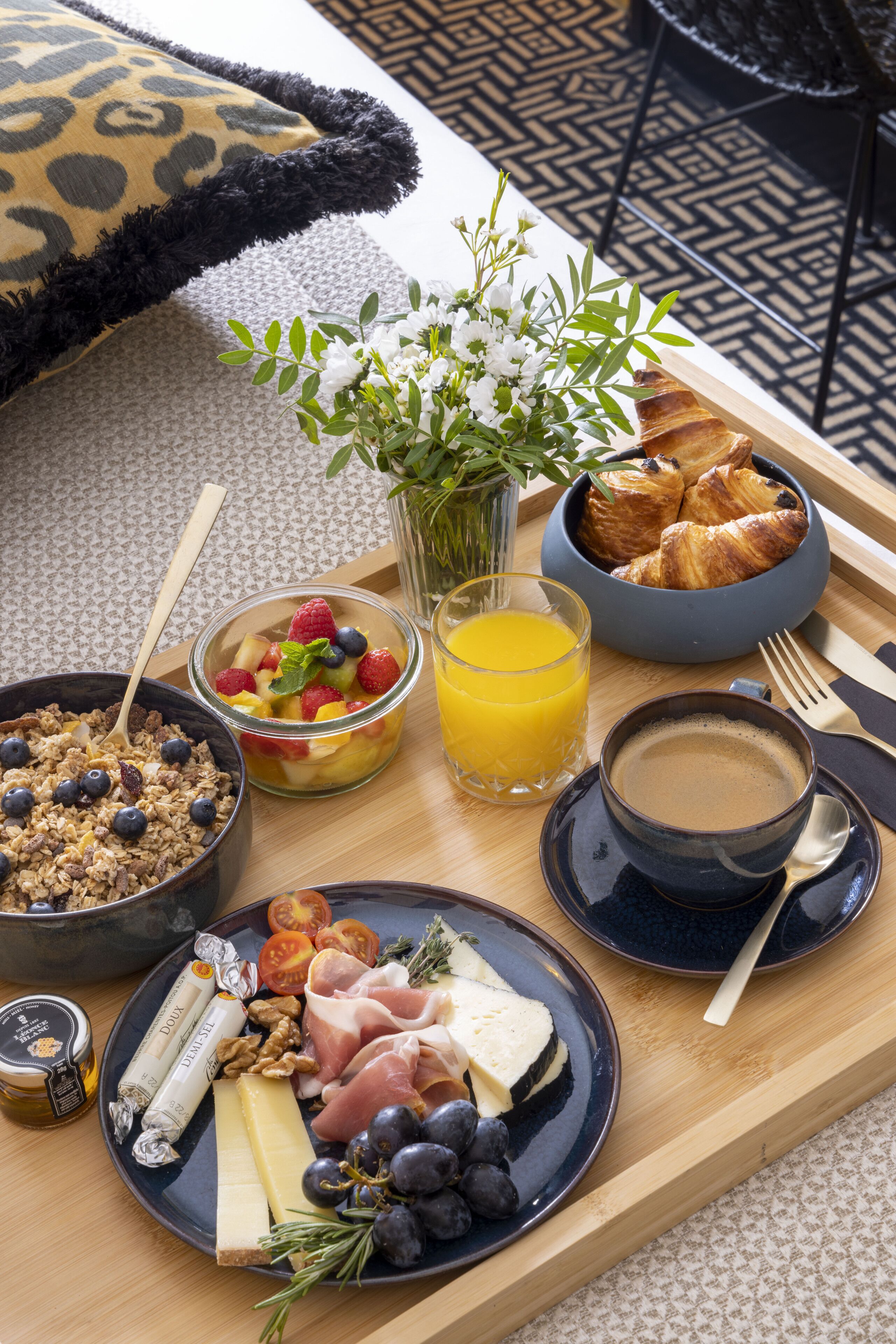 daily buffet breakfast (eur 20 per person)