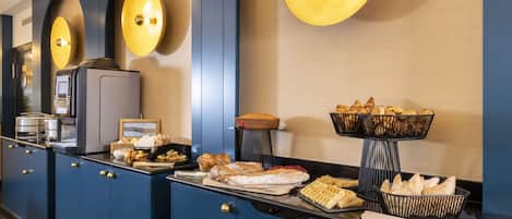 Tägliches Frühstücksbuffet (20 EUR pro Person)