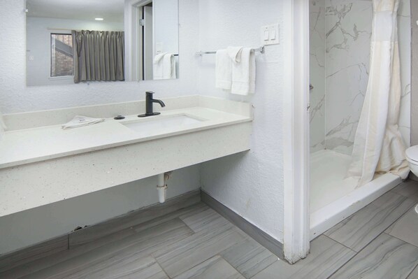 Deep soaking tub, towels - Motel 6 Red Oak, TX - Dallas (Red Oak)
