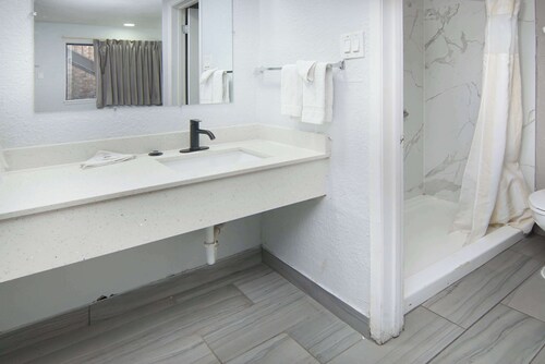 Motel 6 Red Oak, TX - Dallas