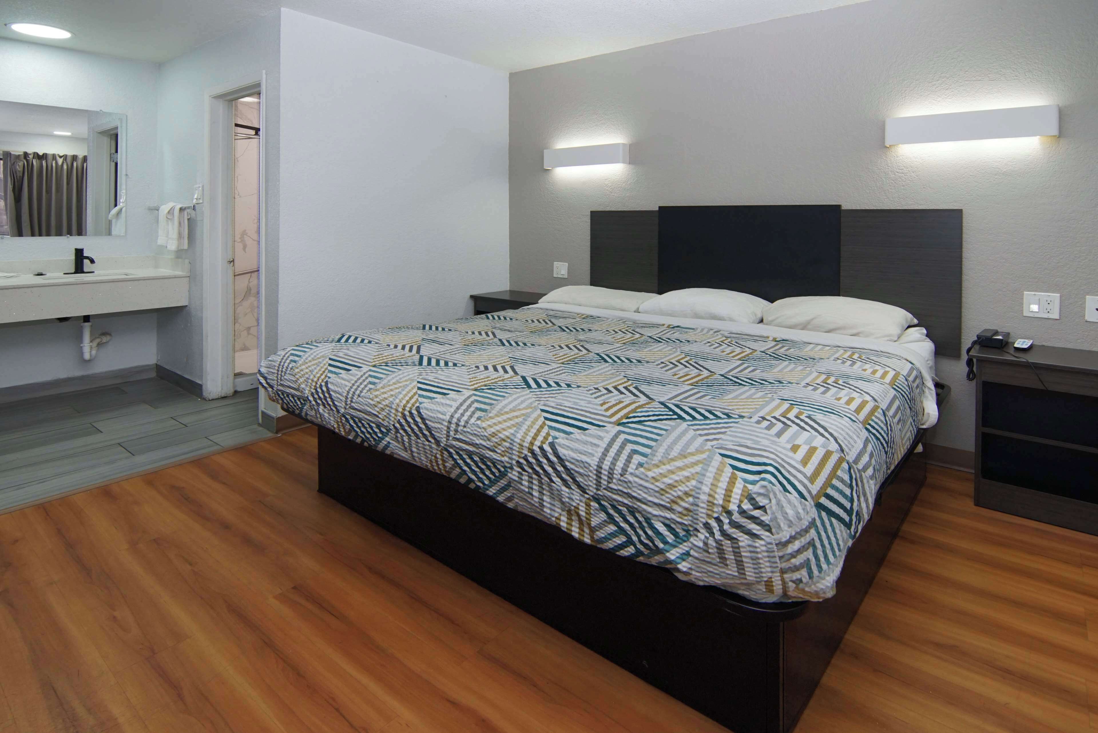 مكتب وواي فاي مجانًا وملاءات أسرّة