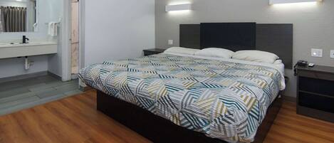 Skrivebord, wi-fi (inkludert) og sengetøy