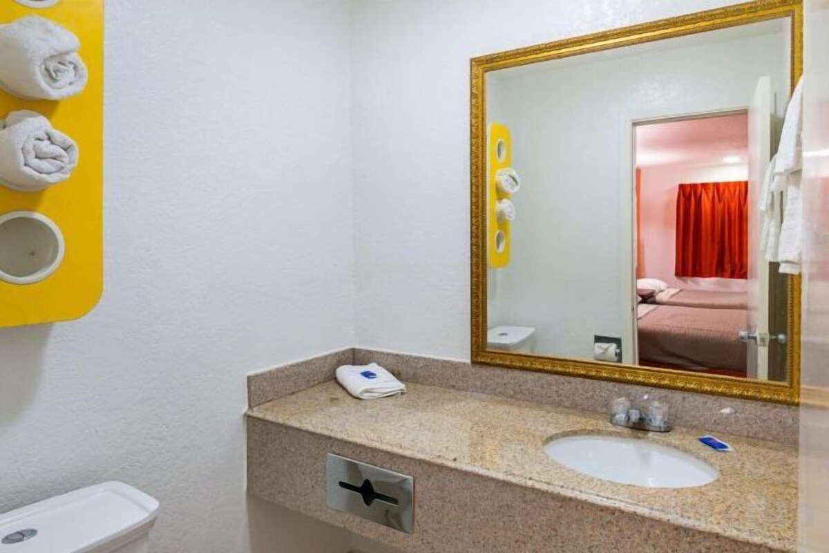 Deep soaking tub, towels