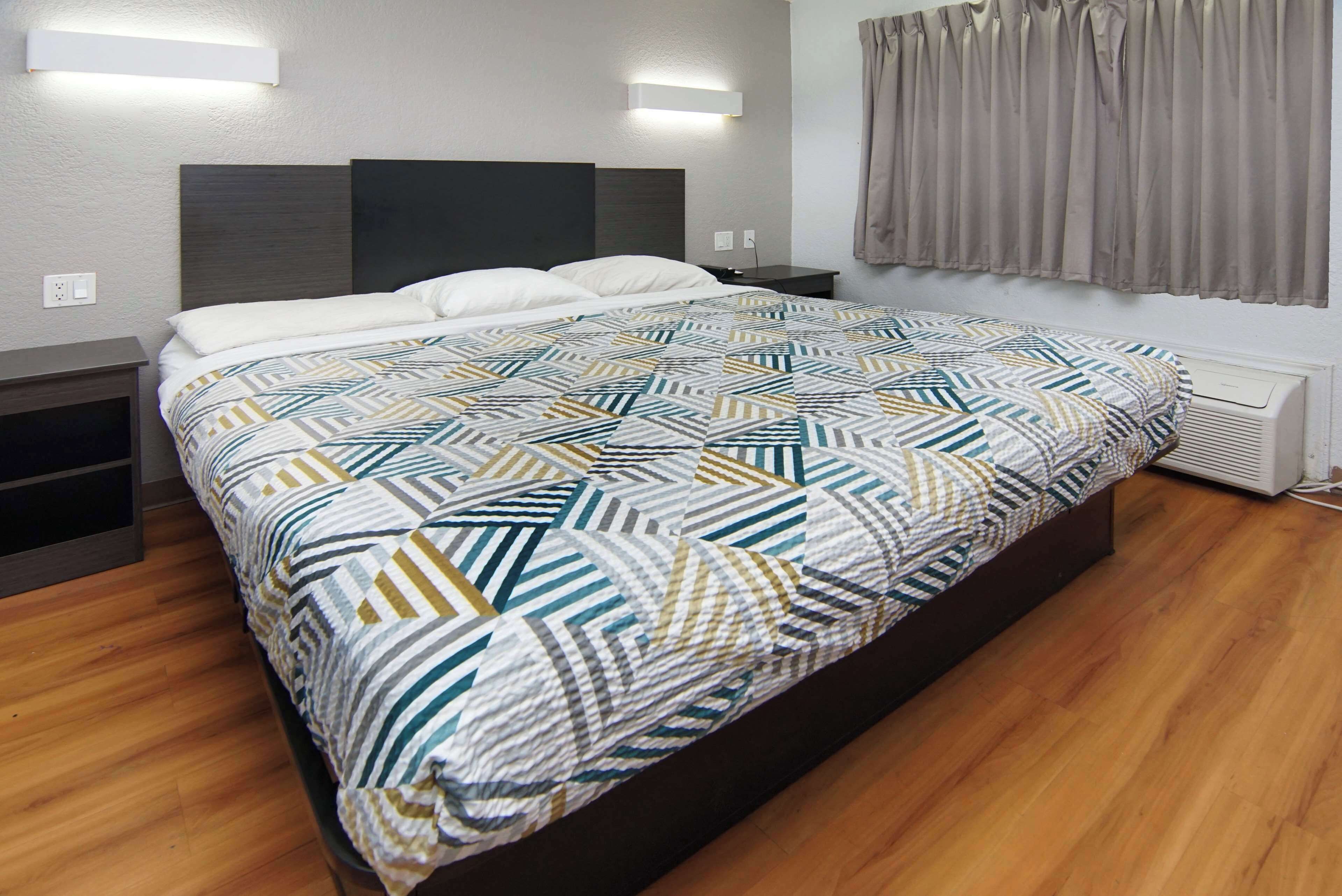 デスク、WiFi (無料)、ベッドシーツ