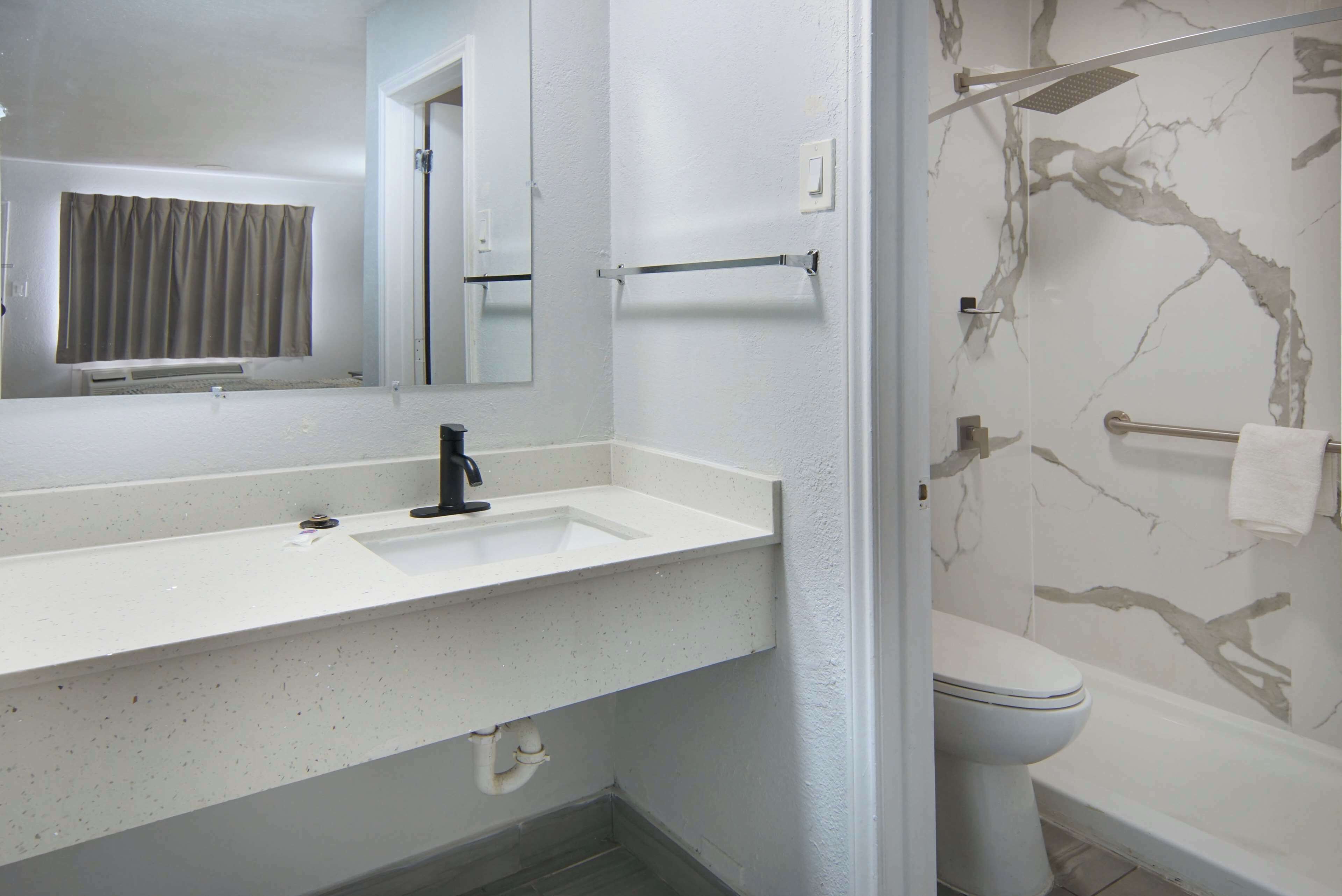 Deep-soaking bathtub, towels