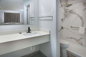 Deep soaking tub, towels - Motel 6 Red Oak, TX - Dallas (Red Oak)