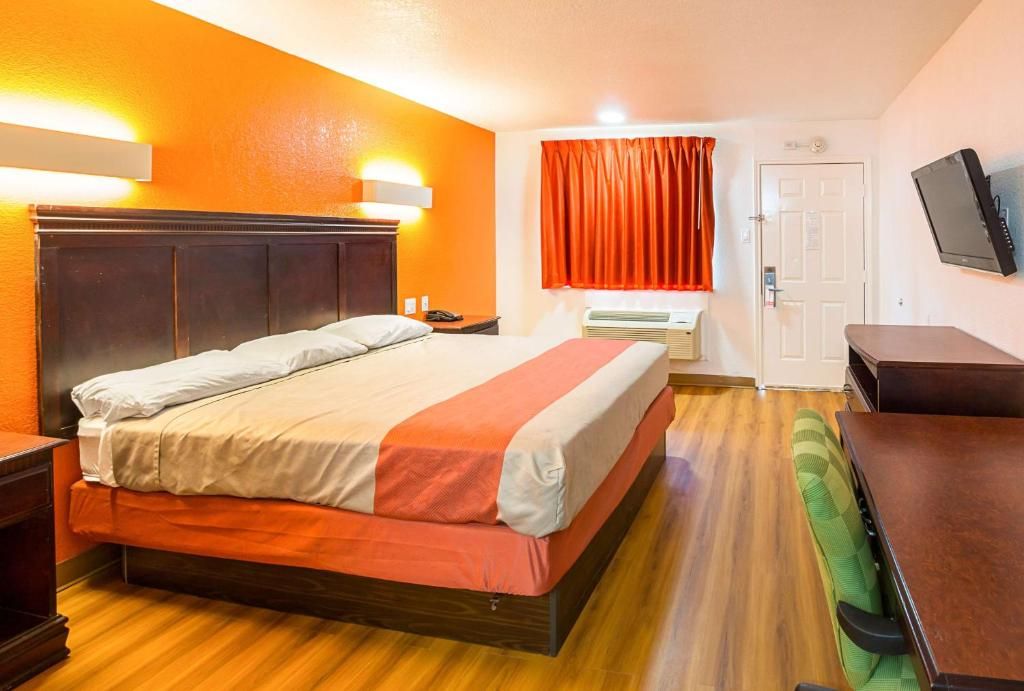 Desk, WiFi (free), bed sheets