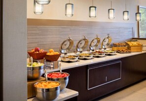 2 restaurants servant le petit déjeuner et le dîner