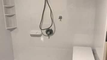 Chambre, 1 très grand lit, accessible aux personnes à mobilité réduite, non-fumeur (Roll-in Shower) | Douche de la salle de bain
