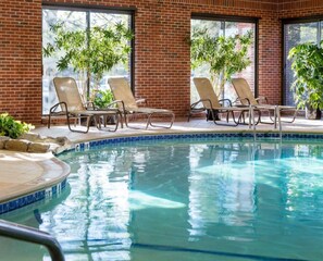 Piscine intérieure, accès possible de 8 h à 22 h, chaises longues