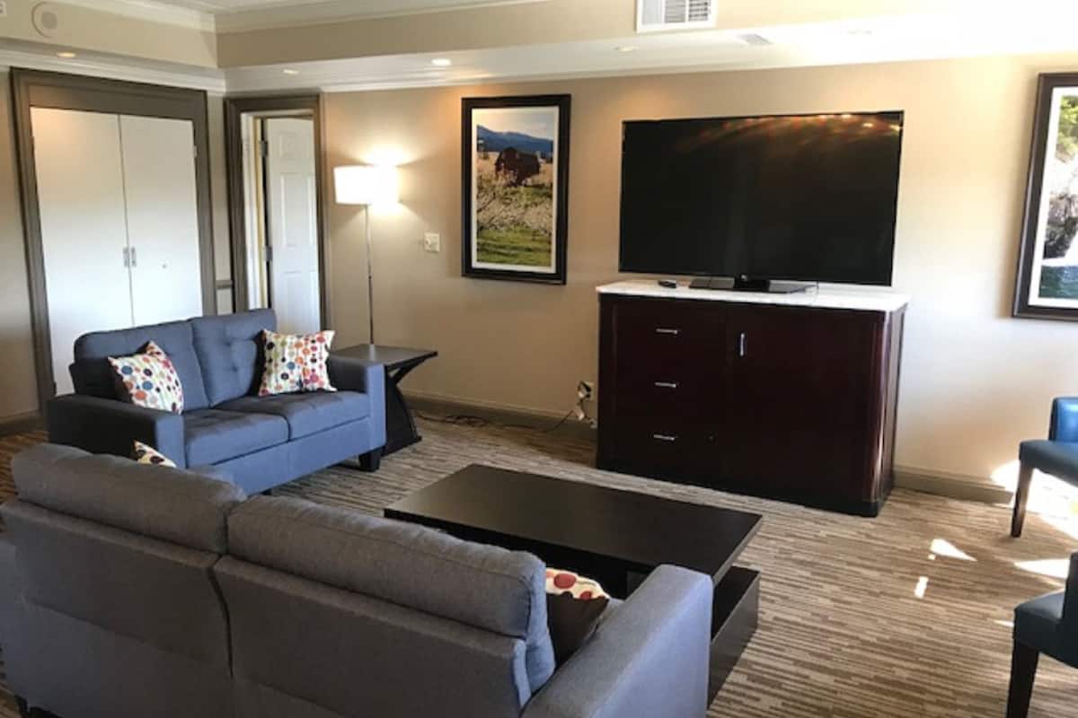 presidential suite, 1 king bed, non smoking | living area | 43-inch flat-screen tv with satellite channels, tv