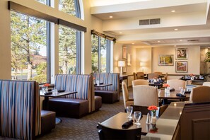 2 restaurants, breakfast served