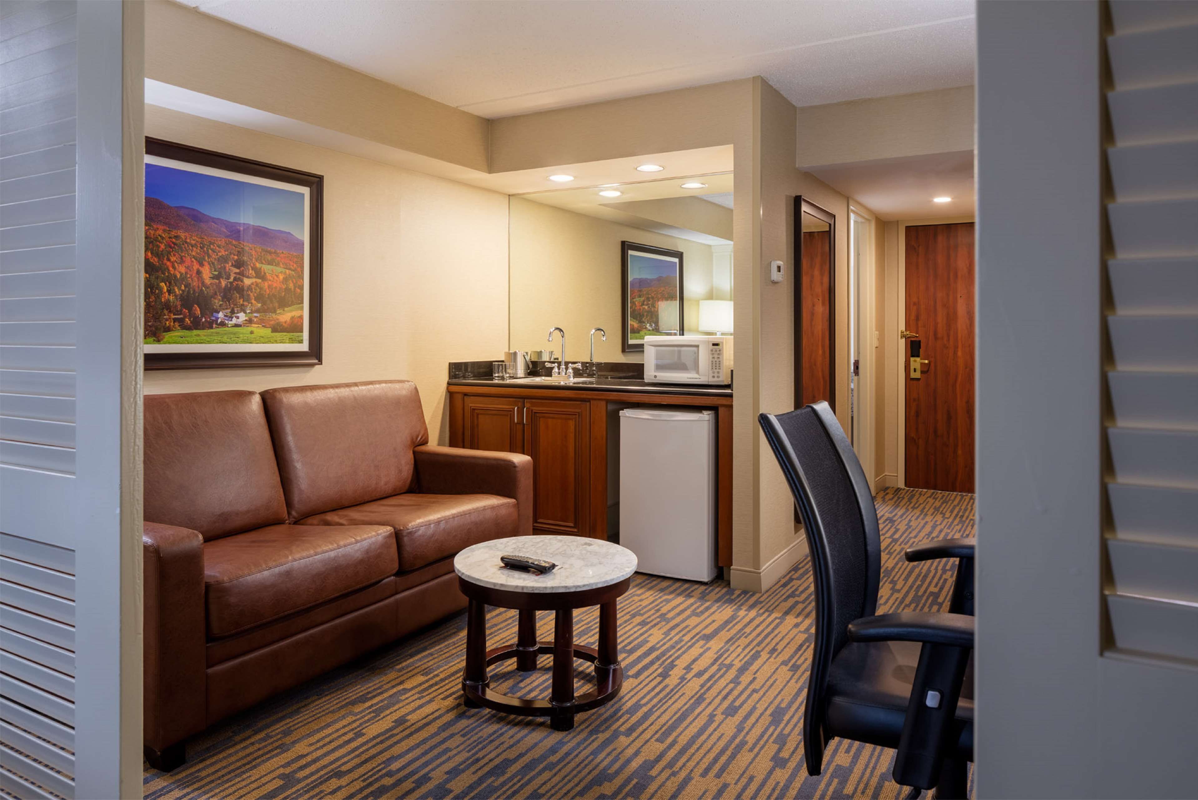 小型套房, 1 张特大床 | 客房内保险箱、办公桌、笔记本电脑工作区、婴儿床