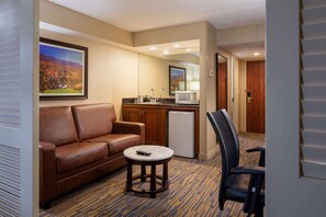 小型套房, 1 张特大床 | 客房内保险箱、办公�桌、笔记本电脑工作区、婴儿床