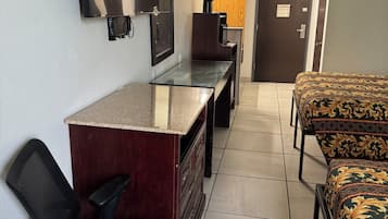 Een bureau, een strijkplank/strijkijzer, gratis wifi, beddengoed