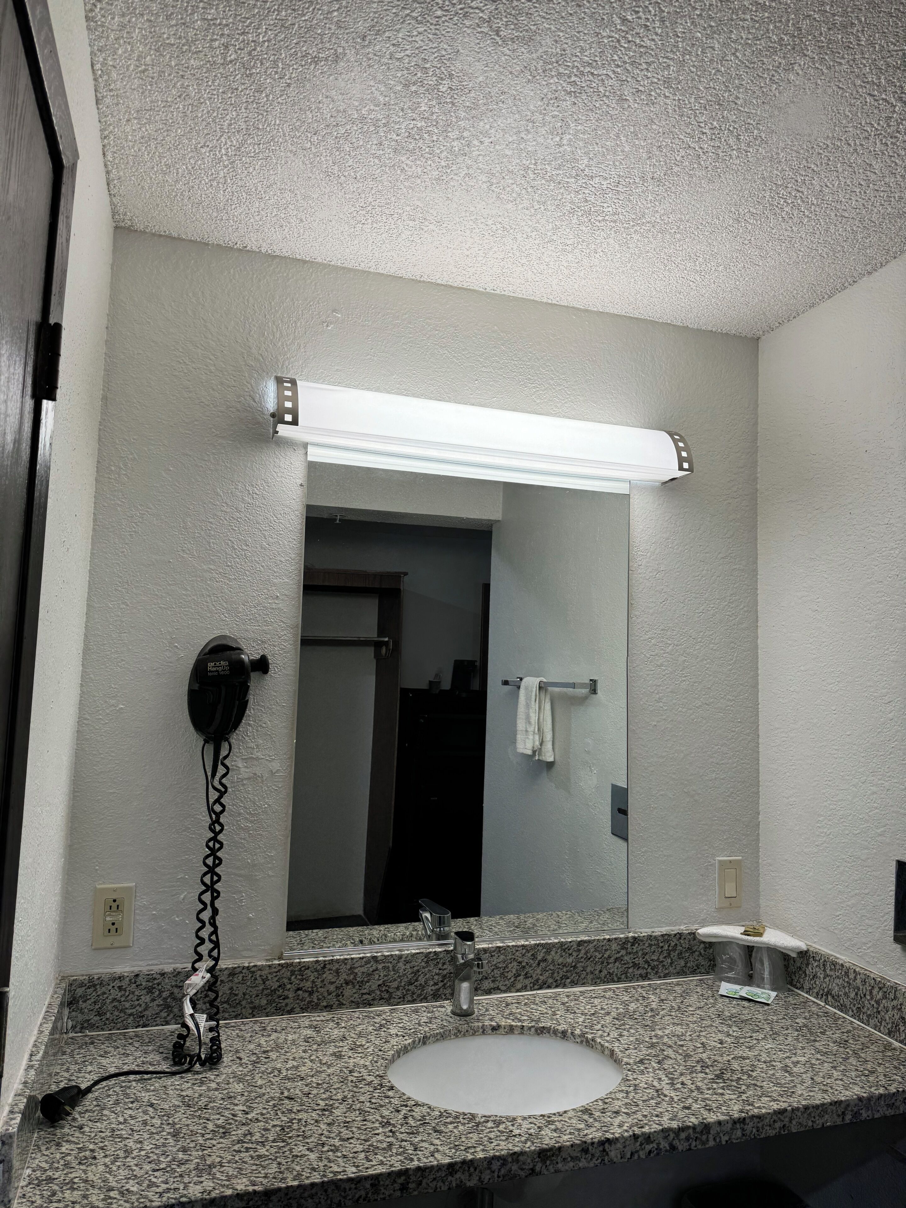 クラシック ルーム クイーンベッド 2 台 | デスク、アイロン / アイロン台、WiFi (無料)、ベッドシーツ