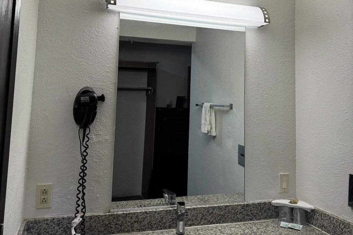 Habitación clásica, 2 camas Queen size | Escritorio, tabla de planchar con plancha, wifi gratis y ropa de cama