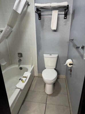 Ensemble douche/baignoire, articles de toilette gratuits, sèche-cheveux