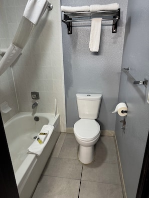 Ensemble douche/baignoire, articles de toilette gratuits, sĂšche-cheveux