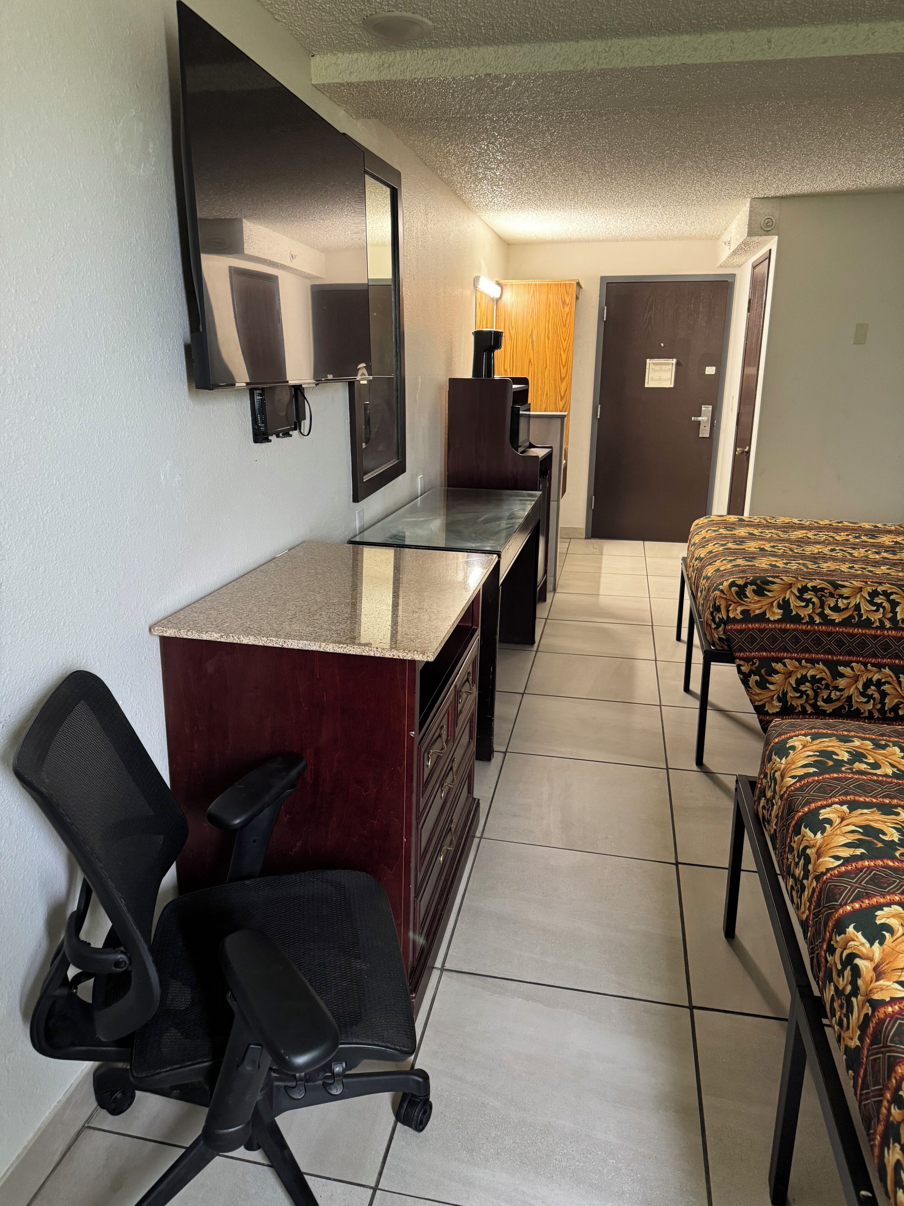 Quarto clássico, 2 camas Queen | Escrivaninha, ferros/tábuas de passar roupa, Wi-Fi de cortesia