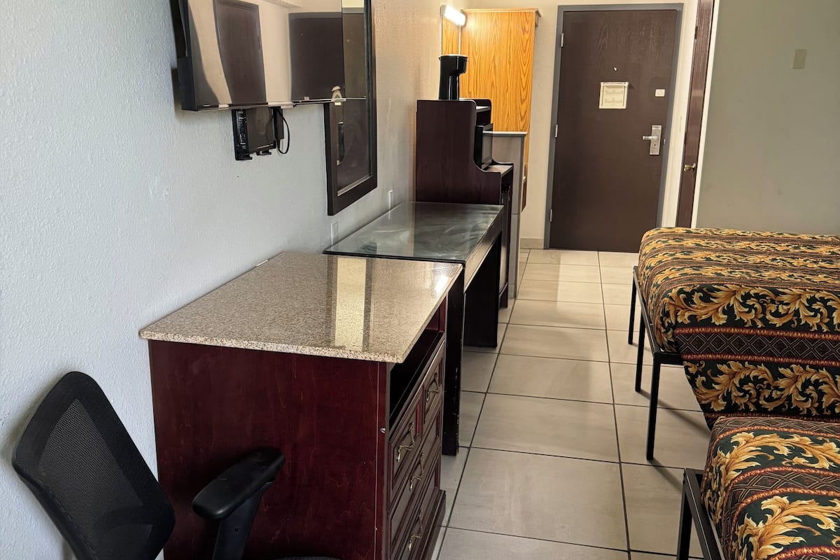 Quarto clássico, 2 camas Queen | Escrivaninha, ferros/tábuas de passar roupa, Wi-Fi de cortesia