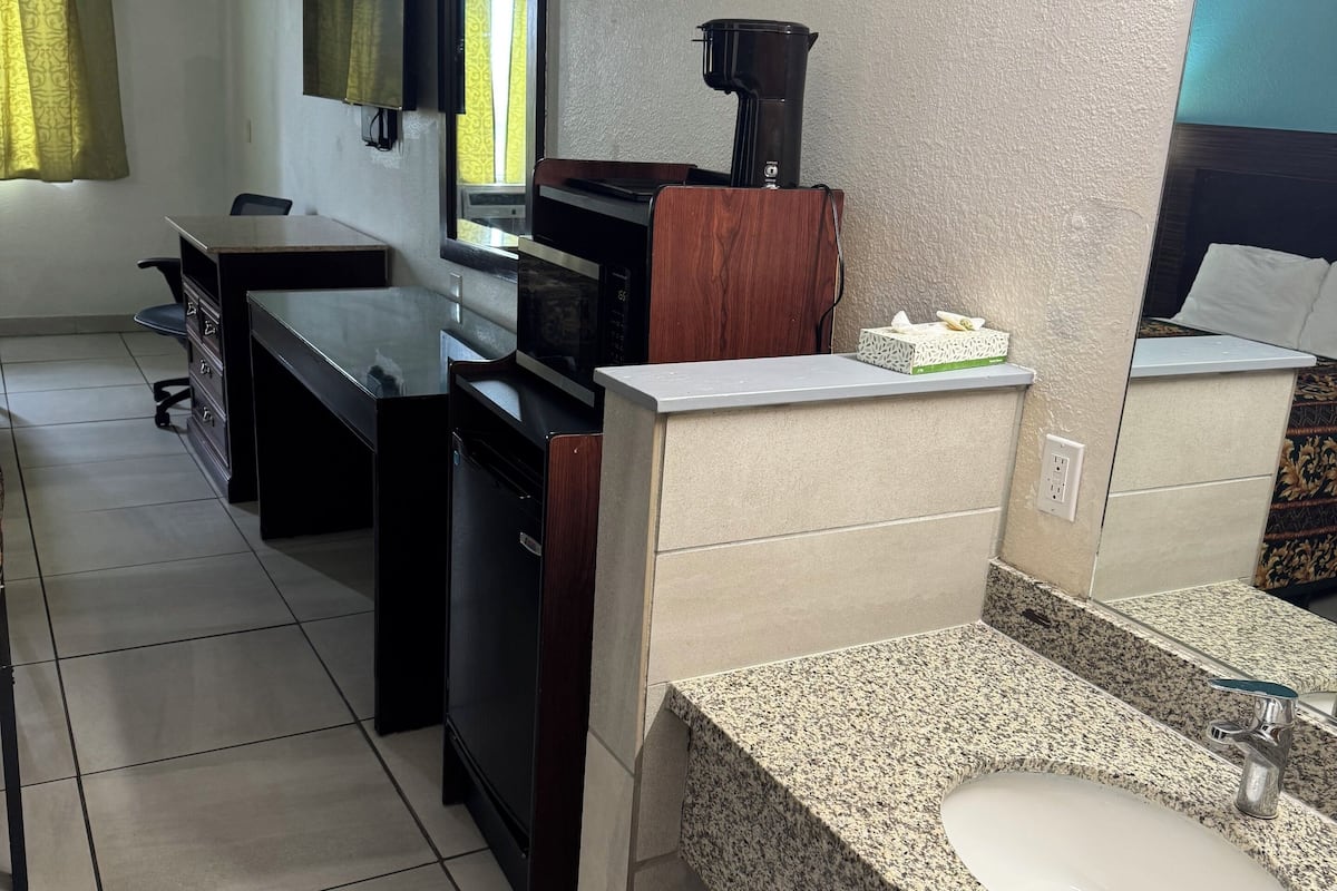 Escritorio, tabla de planchar con plancha, wifi gratis y ropa de cama