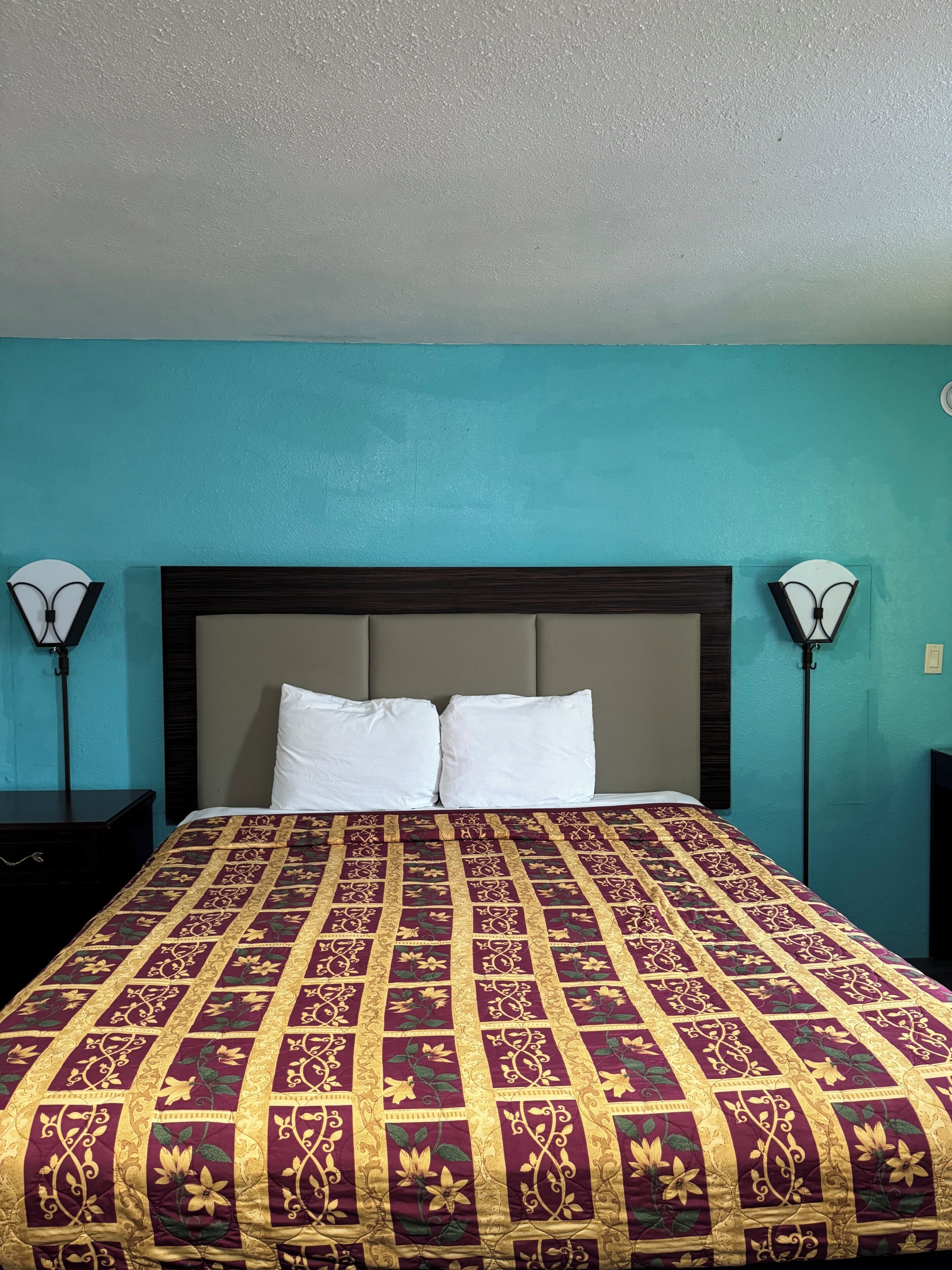 Chambre Classique, 1 très grand lit | Bureau, fer et planche à repasser, Wi-Fi gratuit, draps fournis