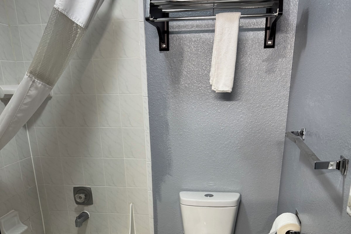 Suíte luxo, 1 quarto | Banheiro | Chuveiro/banheira combinados, produtos de toalete grátis