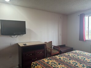 经典客房, 2 张大床 | 办公桌、熨斗/熨板、免费 WiFi、床单