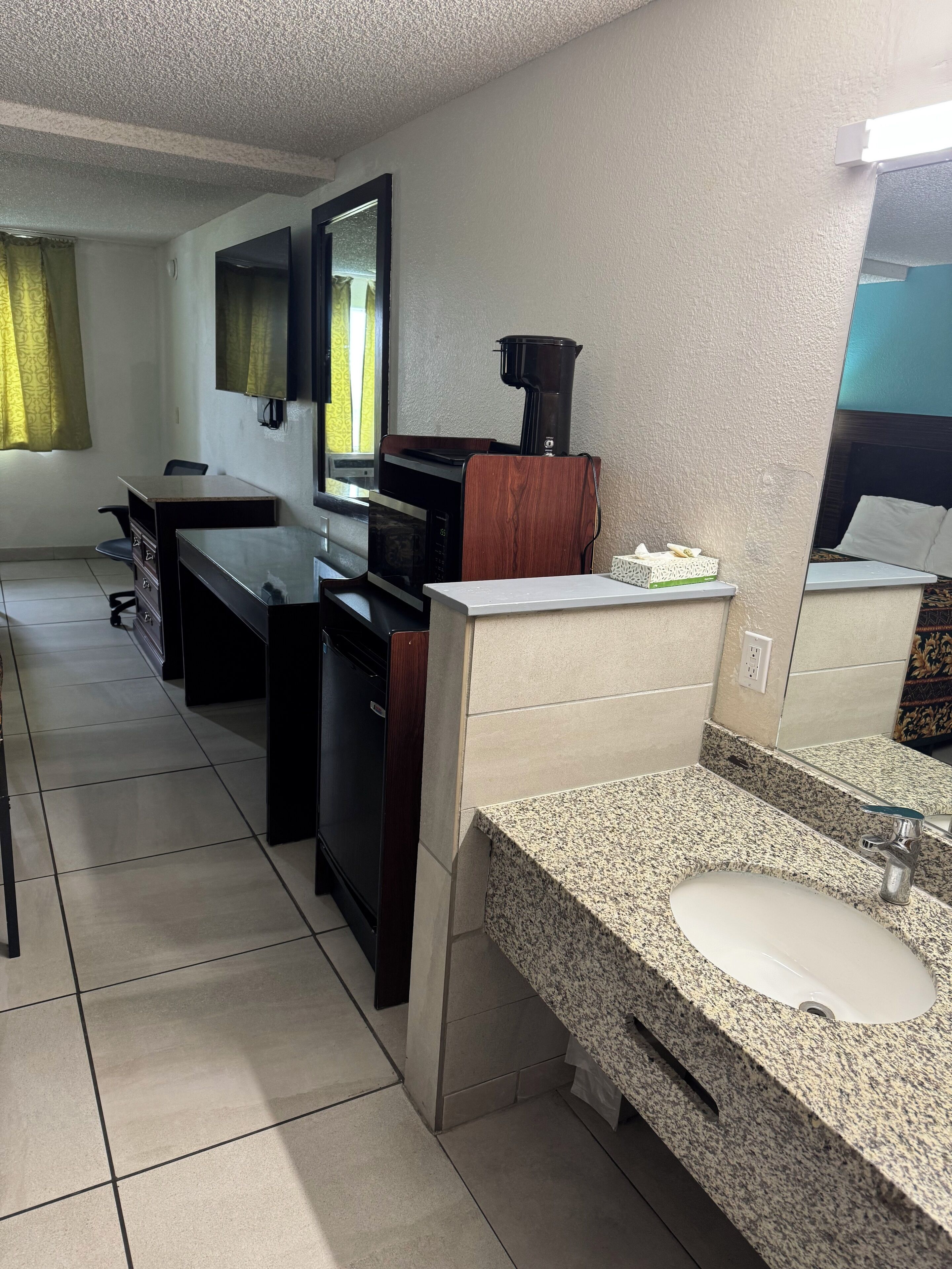 Quarto clássico, 1 cama King | Escrivaninha, ferros/tábuas de passar roupa, Wi-Fi de cortesia