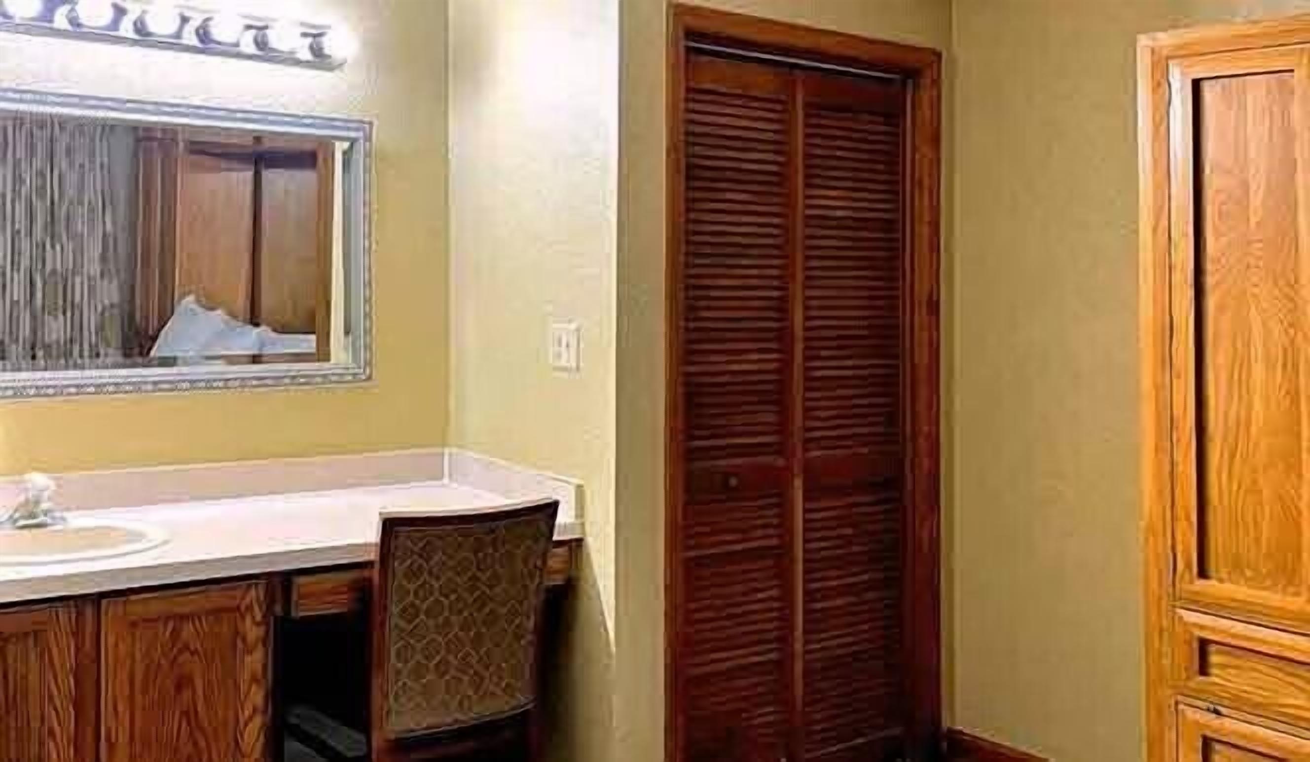 combined shower/bathtub, free toiletries, towels, soap