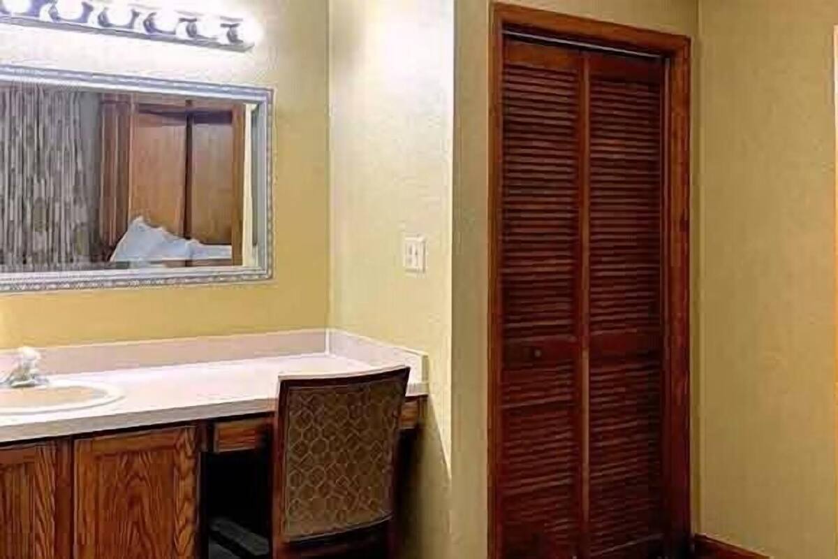 combined shower/bathtub, free toiletries, towels, soap