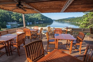 3 restaurants, breakfast, dinner served; American cuisine