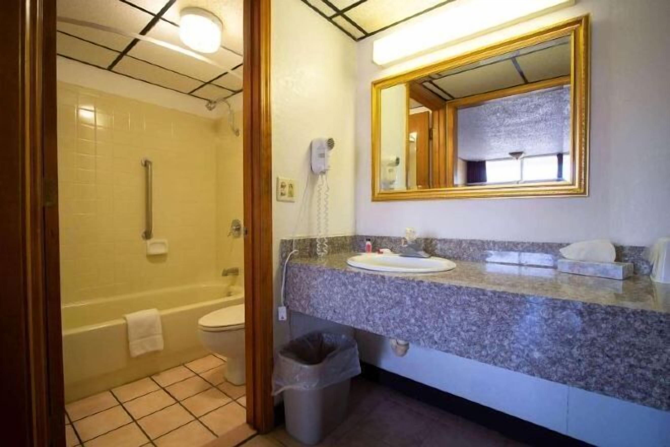 ฝักบัวในอ่างอาบน้ำ, ของใช้ในห้องน้ำฟรี, ไดร์เป่าผม, ผ้าเช็ดตัว