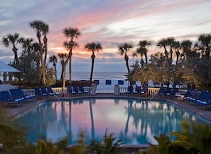 2 outdoor pools, pool loungers