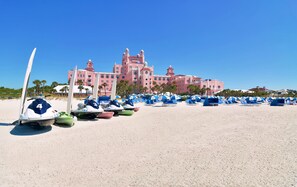 På stranden, vit sandstrand, cabanor (tilläggsavgift) och solstolar