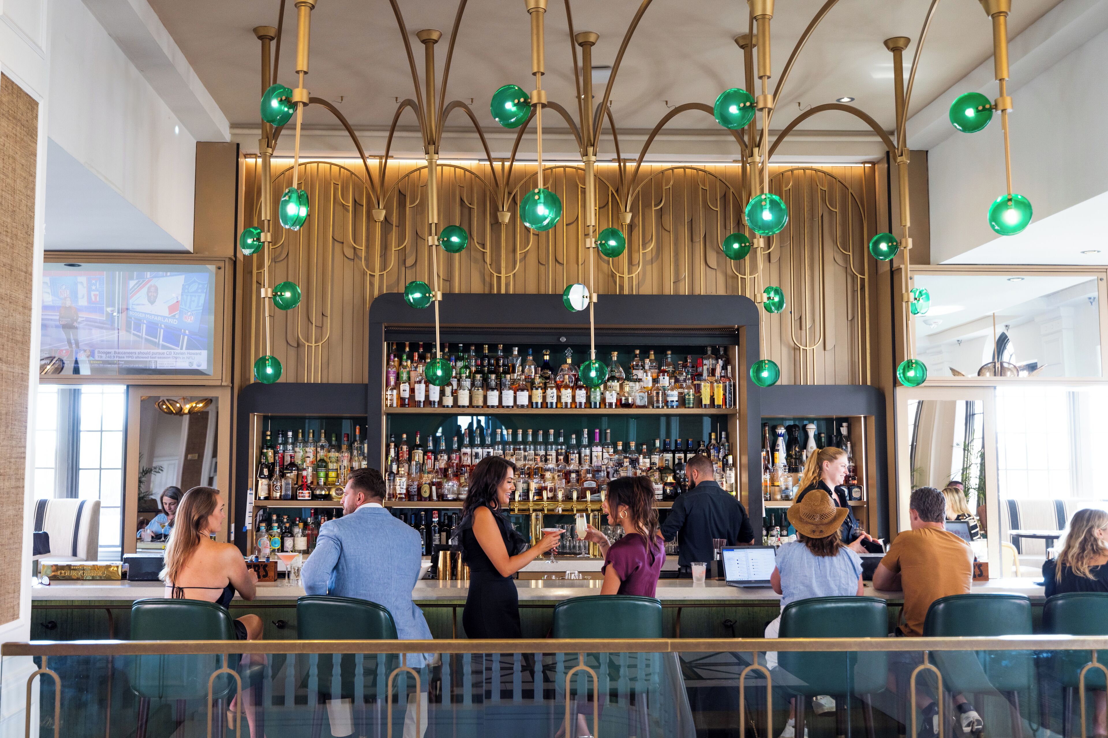 2 bars-salons, bar attenant à la piscine