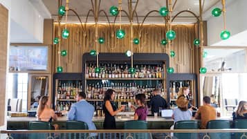 2 bars-salons, bar attenant à la piscine