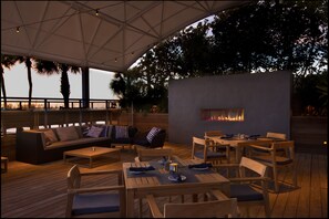 2 bars/lounges, poolside bar