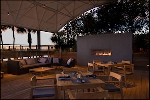 2 bars/lounges, poolside bar
