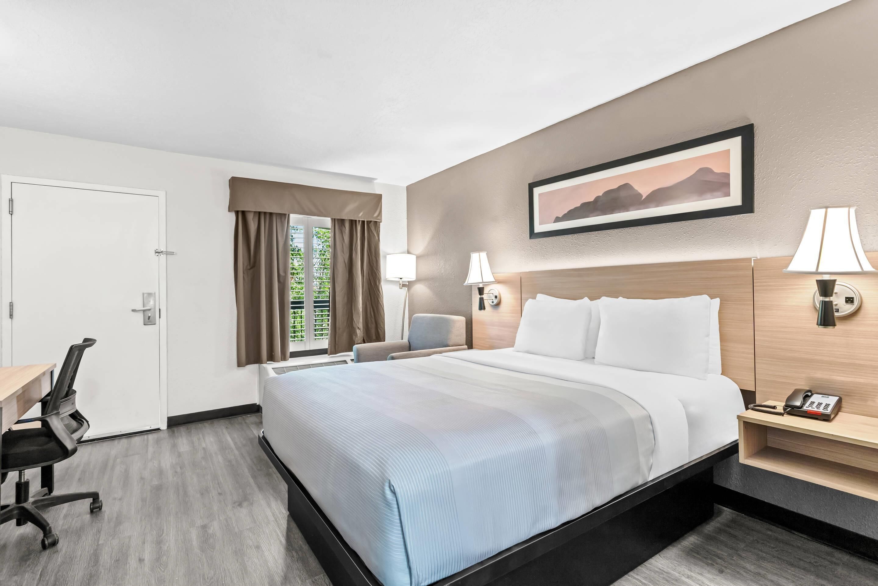 Rom – standard, 1 queensize-seng, ikke-røyk | Sengetøy av topp kvalitet, skrivebord og skrivebord for bærbar PC