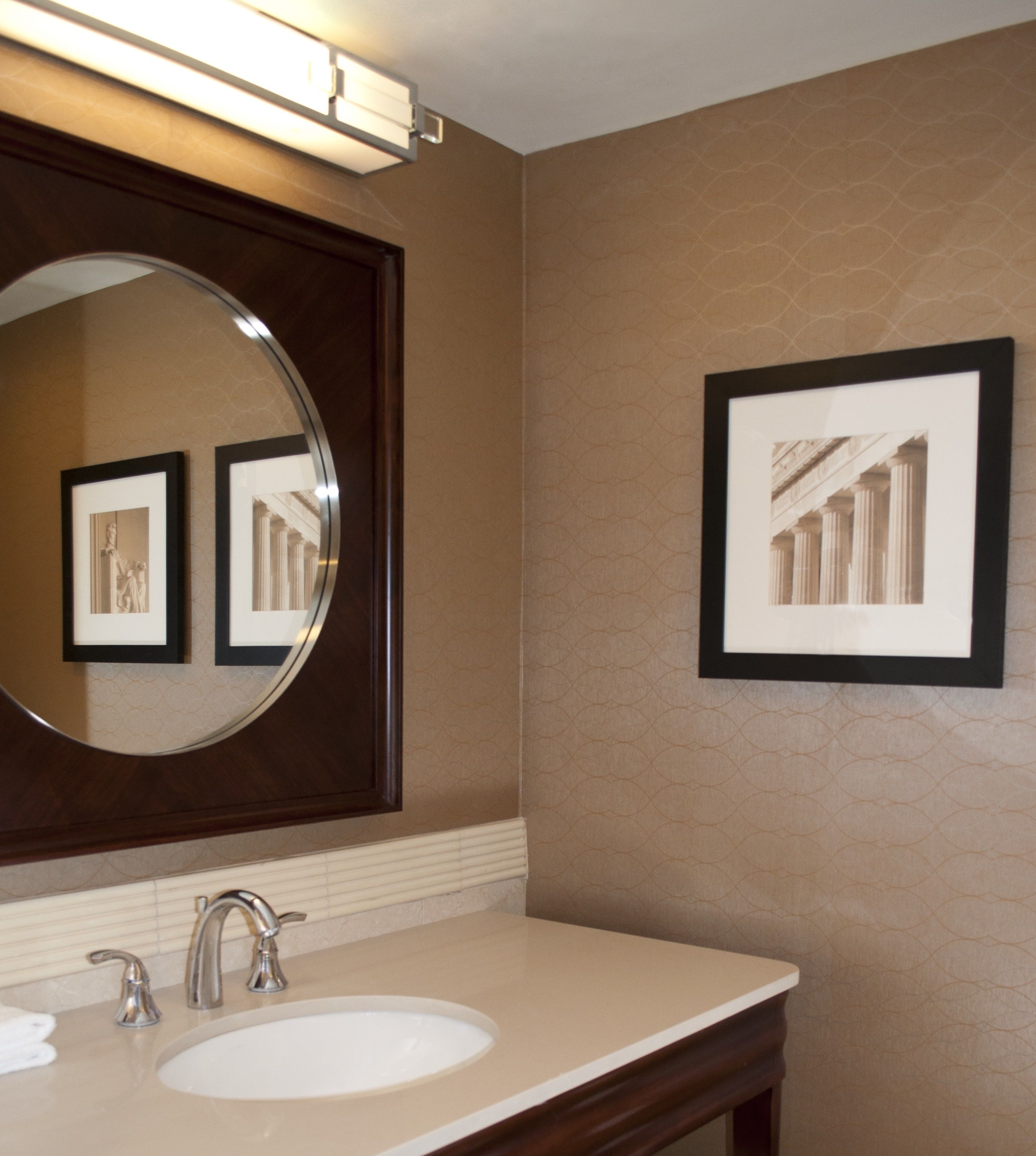 Combined shower/tub, free toiletries, hair dryer, towels