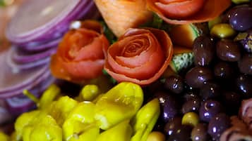 Une présentation décorative de légumes et d’olives.