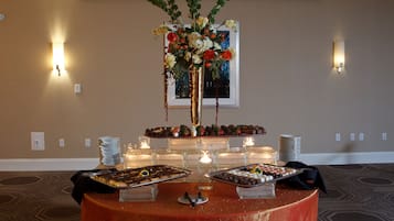 Ein Buffet mit verschiedenen Speisen und einer dekorativen Blumenanordnung.