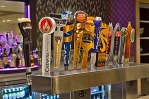 Bar (on property) - Holiday Inn Charlotte Airport by IHG (Charlotte)