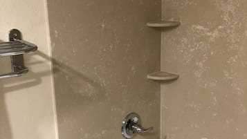 Un baño con bañera, ducha e inodoro.