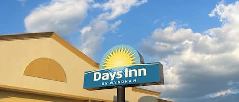 A Days Inn sign with a sun logo, indicating a hotel by Wyndham.