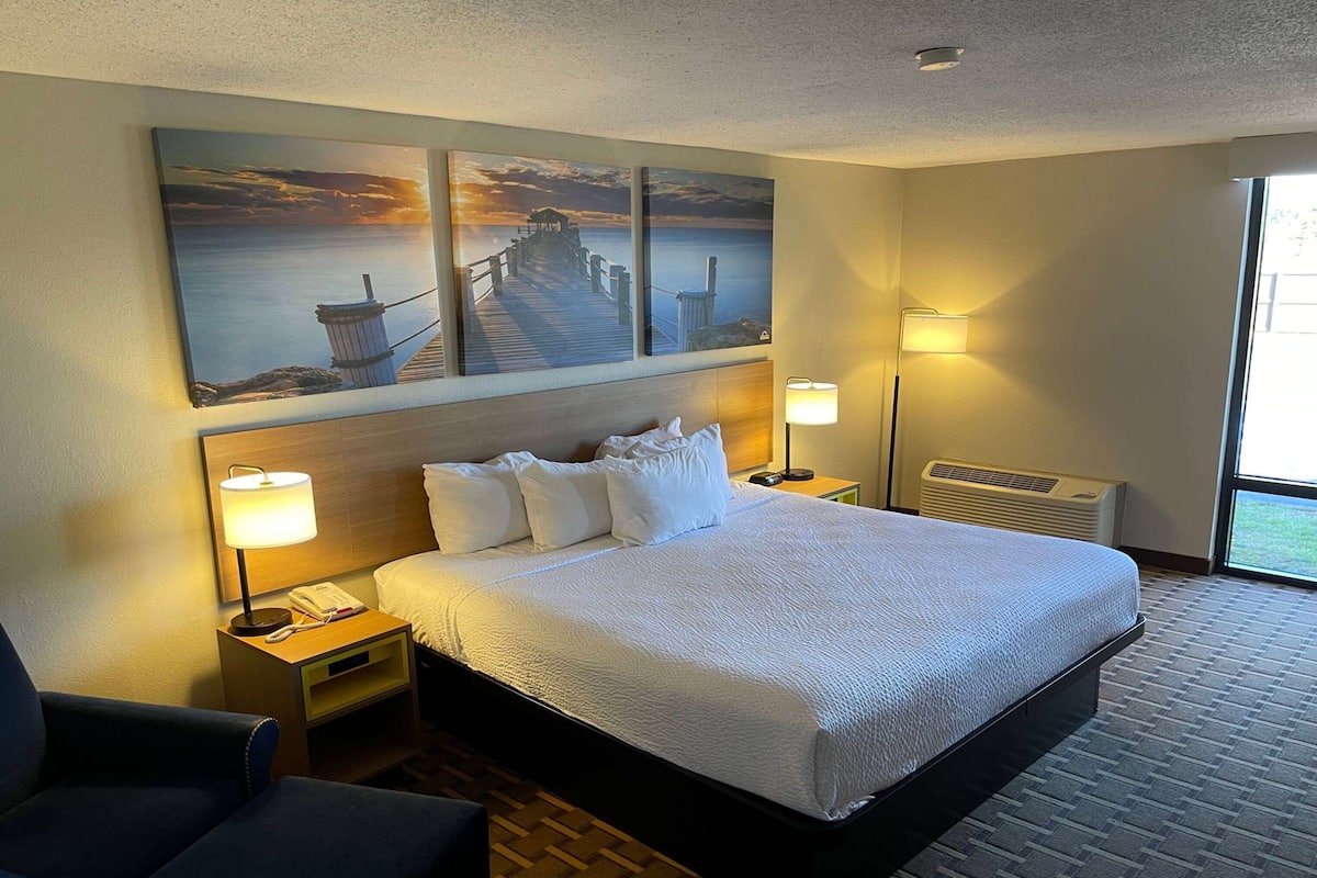 Desk, iron/ironing board, rollaway beds, free WiFi