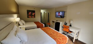 Standardværelse - 2 dobbeltsenge - køleskab - udsigt til have | 1 soveværelse, premium-sengetøj, dundyner, senge med topmadrasser