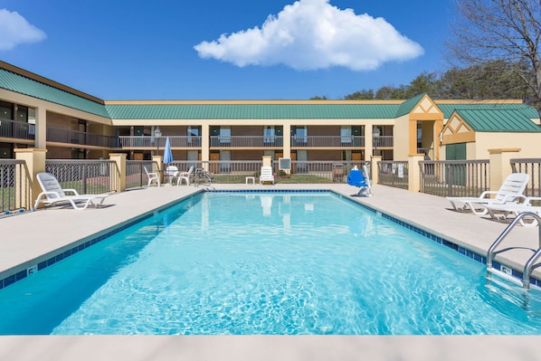 Piscine extérieure en saison